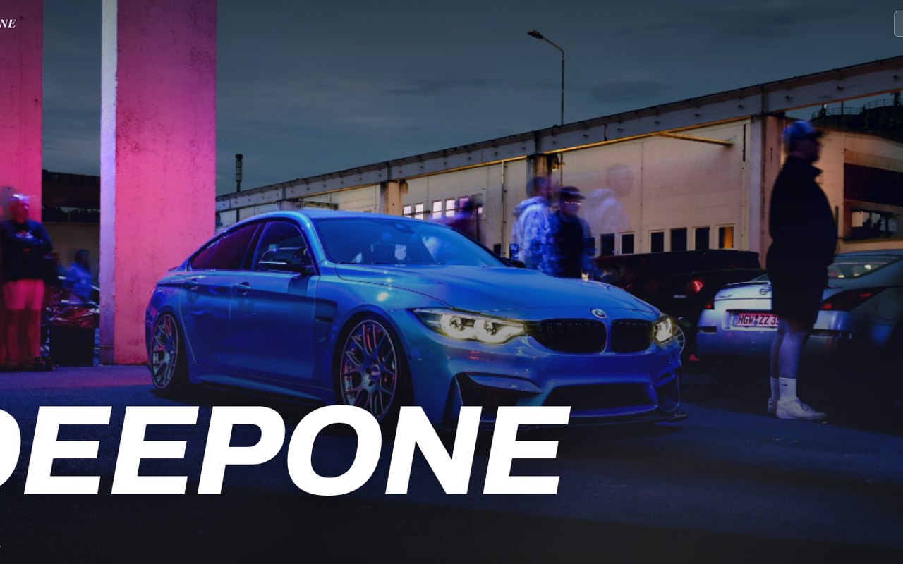 Screenshot einer Galerie im Design Apex: randloses Titelbild eines Fahrzeugs bei Nacht mit übergroßem Schriftzug